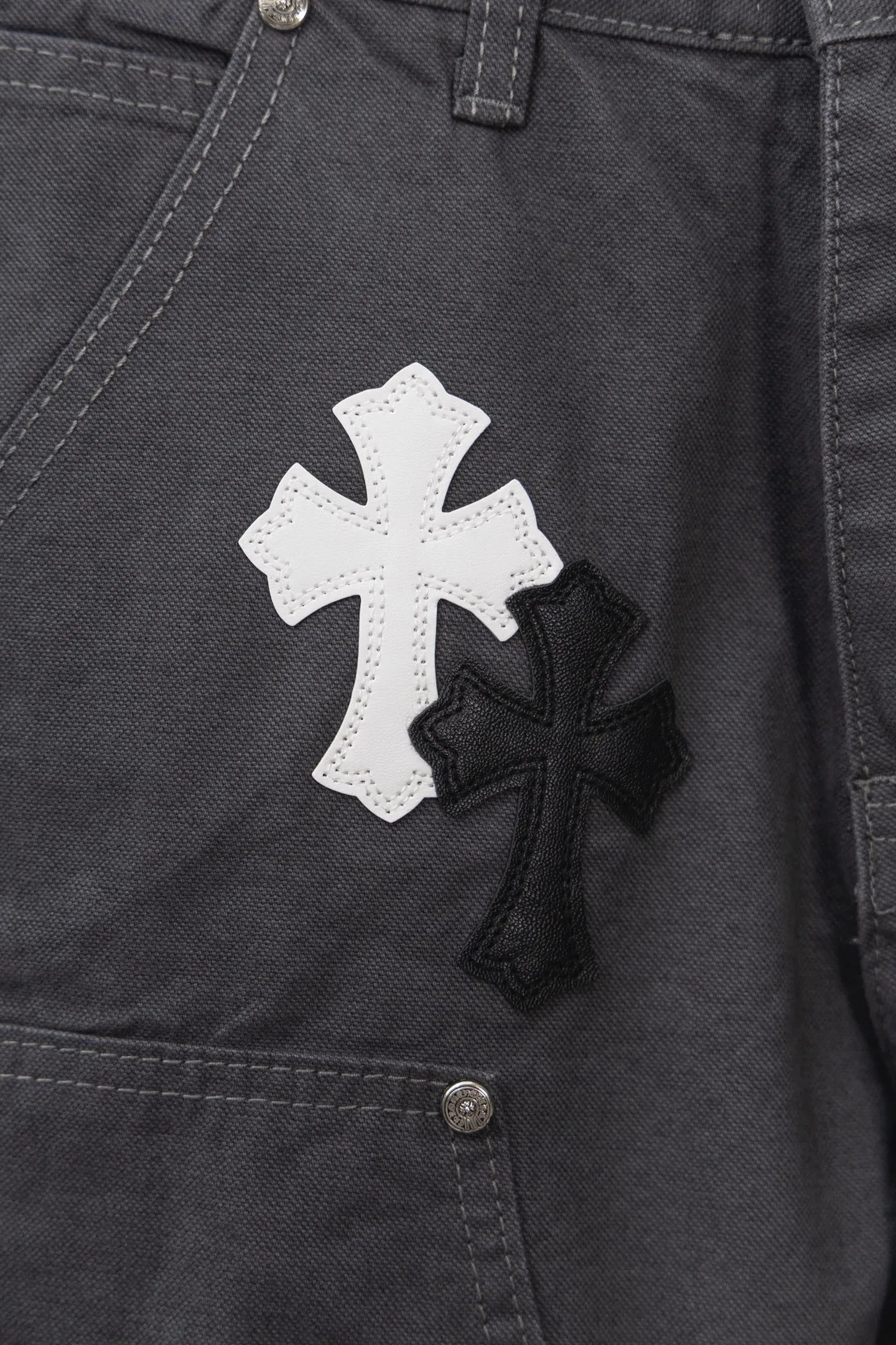 P270 CH Chromehearts black and white cross patchwork leather gray workwear jeans and logging pants, priced at 34W level, patchwork cross pattern embellishment, washed jeans! ! An absolutely high-end luxury product, a 1.9W-level god-level single product, a super popular product, made by top heavy industry, a magic weapon that cannot be missed! [About Zangyin] This is an extremely luxurious fashion brand that can also be called the aristocracy of the high street. It has always been an exclusive brand for some hipsters or rich second generations. Compared with ordinary high streets, it is more luxurious and noble. Compared with luxury brands, it is more fashionable and individual. It has always been a brand that I have a special liking for. [Top heavy industry fashion design] Consistently high-street luxury style. Speaking of this style, the Zangyin family and GU family are definitely the leading representative brands. Especially the Zangyin family has really achieved a state-of-the-art effect in creating high-street style. The unique washed material is used to create this style. The color system is already quite eye-catching. After it is decorated with patchwork cross flowers, it cleverly highlights the charm of the brand. Secondly, this style uses classic The high-waist cutting design highlights the long legs and fashionable temperament of the upper body. The brand is highly recognizable and the slim fit configuration is more suitable for daily wear. It is a product that interprets personality, fashion, and specifications at a glance. This single product is enough to make any fan excited. It can be a white T-shirt for a youthful college style, or a tight suspender for a royal style. It has strong matching ability and can be easily controlled by men.  [Materials and craftsmanship] Needless to say, this point goes without saying. As an excellent craftsman brand, Zangyin’s requirements for details and craftsmanship are really perfect. The washed color of this model has gone through so many processes, not to mention the embellishment of denim appliques. It is also purely hand-made and sewn. Just like what they believe in, only hand-made things have soul and have the meaning of wear. A top-notch heavy-duty fashionable denim item, I look forward to your perfect interpretation! !  Color: Gray Size: 28-36